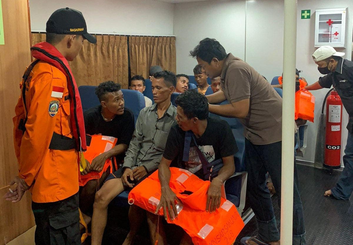 Indonesian laivaonnettomuuden eloonjääneitä ja pelastustyöntekijöitä. LEHTIKUVA / AFP / HANDOUT