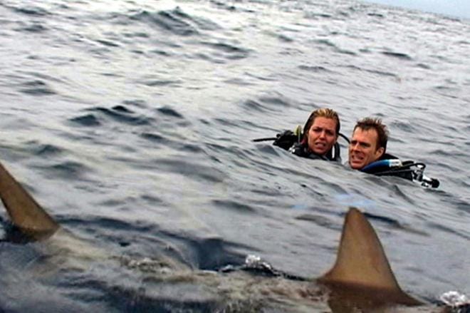 Aviopari Blanchard Ryan ja Daniel Travis unohtuu keskelle avomerta Open Water -elokuvassa. KUVA: Sub