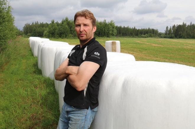 Antti Kujanpää kiepautti kuivaheinän muoviin. Paaleista riittää syötävää lähinnä talon kahdelle hevoselle. KUVA: ANU NAHKALA