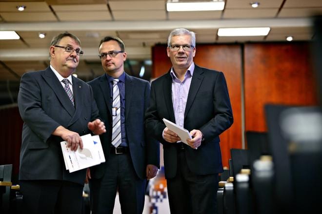 Startian johtajan Tomi Virkaman vieressä poseeraavat entiset johtajat, Raimo Mansikkamäki ja Yrjö Halttunen. ARKISTOKUVA: TOMI KOSONEN