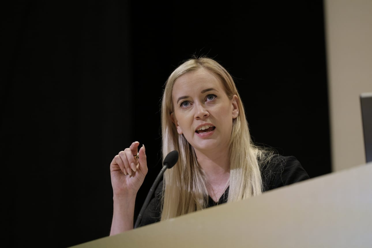 Vihreiden puheenjohtaja Sofia Virta Virta kommentoi puheessaan muun muassa hallituskokoonpanoa. LEHTIKUVA / SEPPO SAMULI