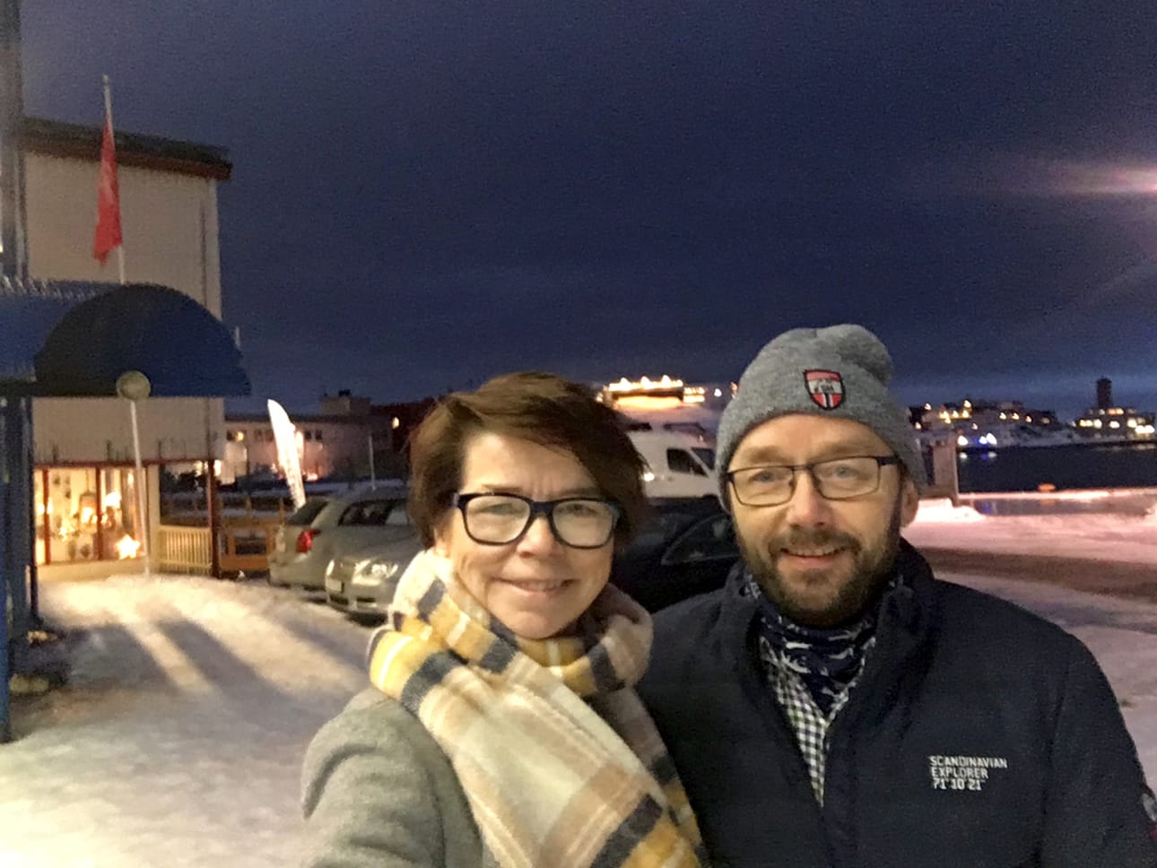Aviomies Lars Jensen kannusti Sirpa Lusminki-Jenseniä ensimmäisen yrityksen perustamisessa. Nyt hänellä on matkamuistomyymälä Honningsvågin satamassa.
