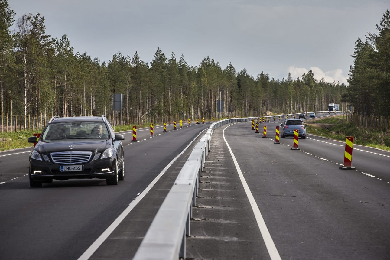 Ohituskaistat, joilla voi ajaa satasta talvellakin ja ohittaa hitaampaa raskasta liikennettä, on todettu niin hyviksi, että niitä halutaan lisää. Ja muutamia on tulossa - joskus.