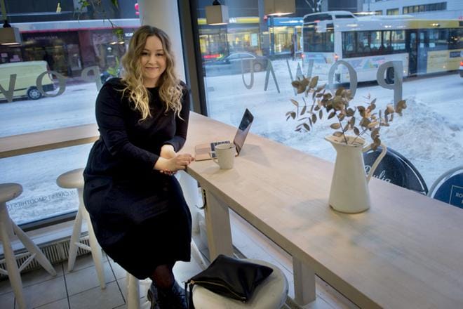 Turkulainen Laura Satamo jakaa blogissaan vertaistukea toisille vanhemmille. Hän haluaa edistää armollisuutta. KUVA: Jane Iltanen