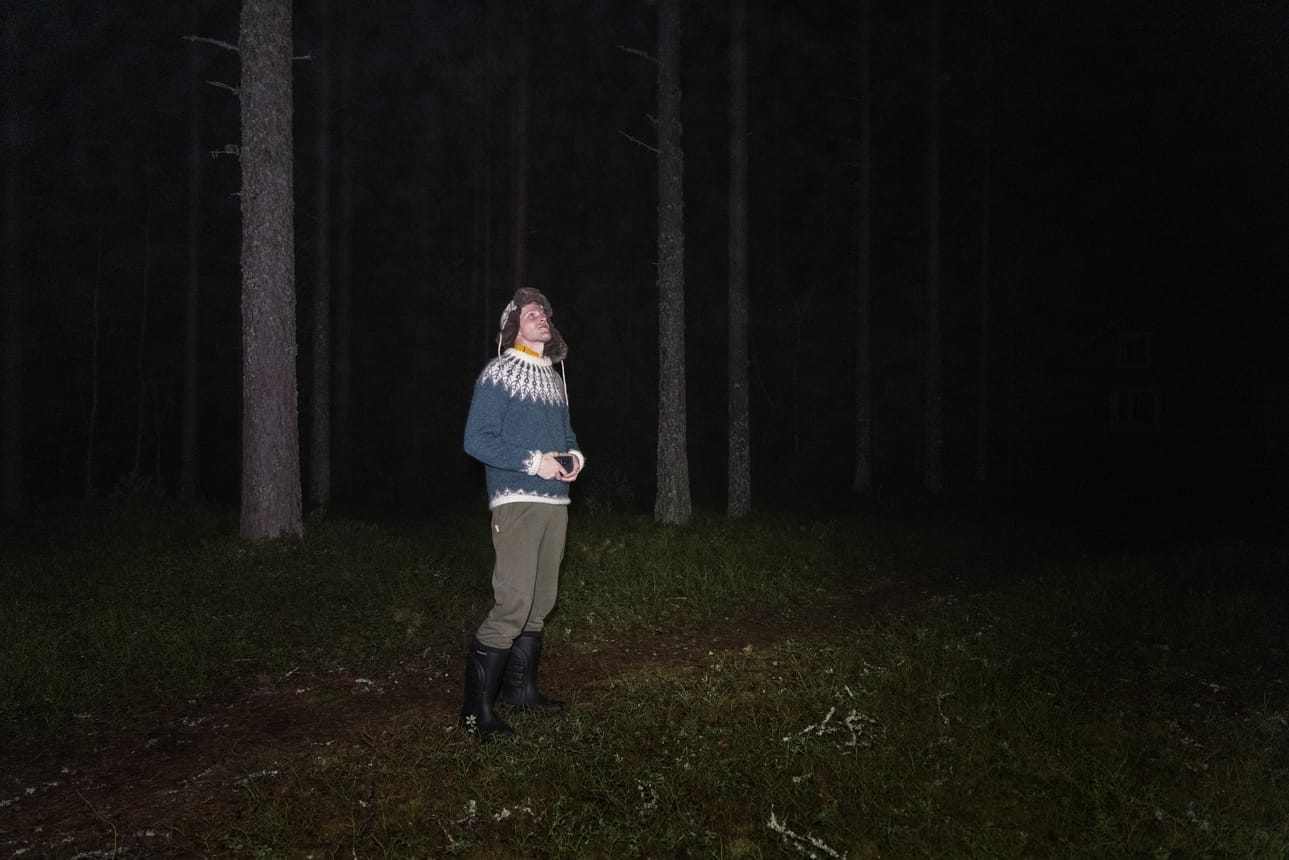Työssään revontulitutkijana Lauri Holappa tuijottelee enemmän tietokoneen näyttöä kuin öistä taivasta. Sen verran havainnoillakin on sijaa, että revontuliyön jälkeen hän tykkää vertailla, onko ilmiö käyttäytynyt odotusten mukaisesti.