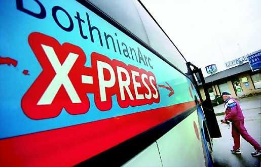 Samoissa väreissä. Bothnian Arc X-Press -linjaa tehtiin tunnetuksi yhteisellä bussikuosillakin. Nyt osapuolet ajelevat omien aikataulujensa mukaan.