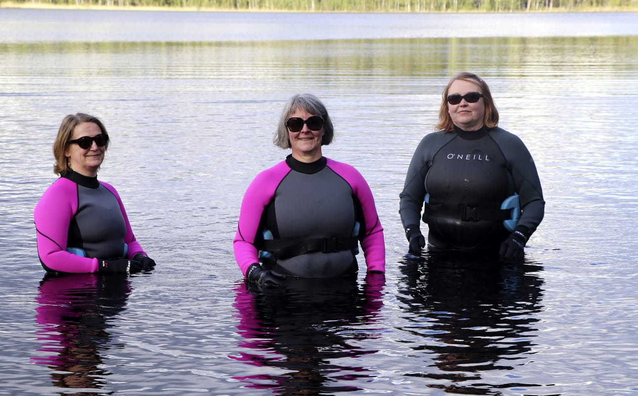 Laasalassa asuvat Sari Saarimaa, Hilkka Palomäki ja Paula Hautamäki aloittivat vesijuoksukauden pian jäiden lähdettyä. Märkäpuku päällä tarkenee.