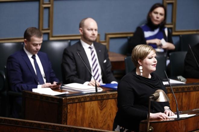 Perhe- ja peruspalveluministeri Annika Saarikko (kesk.) vastasi välikysymykseen vanhusten hoidon tilasta.