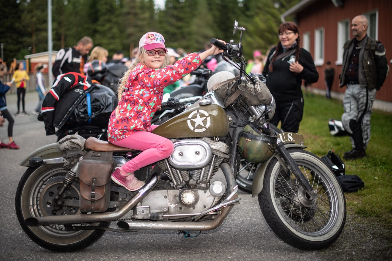 8-vuotias Minka Suoraniemi pääsi istumaan Ari Santaharjun pyörän selkään. ”Luulen, että että moni huomasi nyt, ettei kiusaaminen ole kivaa”, Suoraniemi mietti.