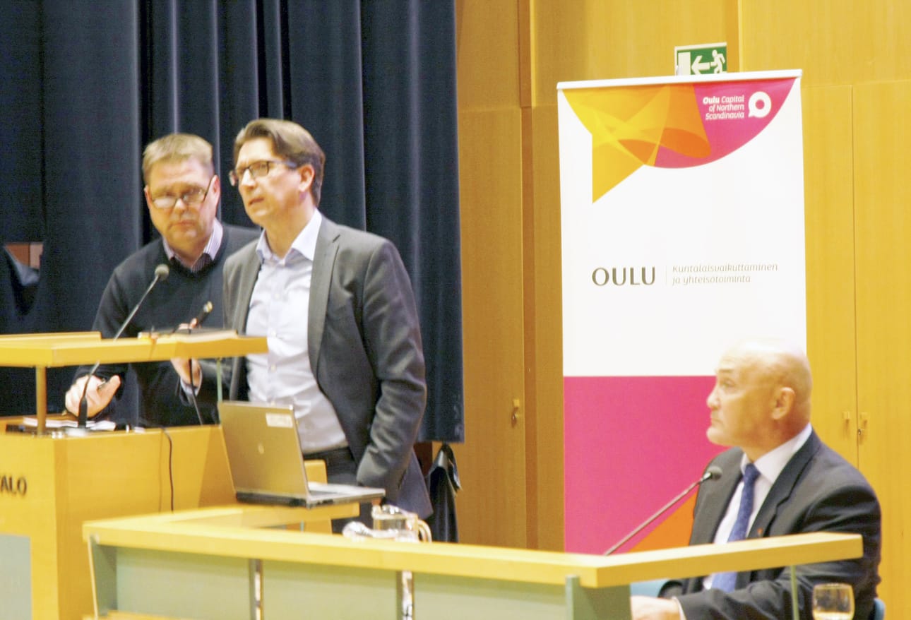 Oulunsalolainen kaupunginvaltuutettu Rauno Hekkala (vas.) sai olla muiden luottamushenkilöiden tavoin hiljaa tässä tilaisuudessa.