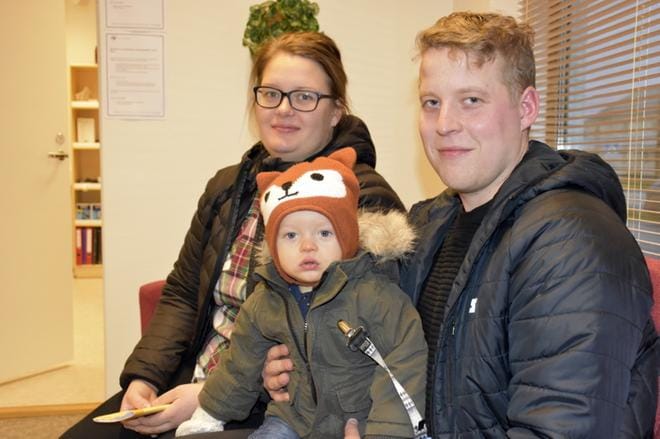 Johanna ja Robert Häggman sekä yksivuotias Liam-poika Luodosta odottavat vuoroaan rokotukseen. KUVAT: KIMMO RUDNÄS