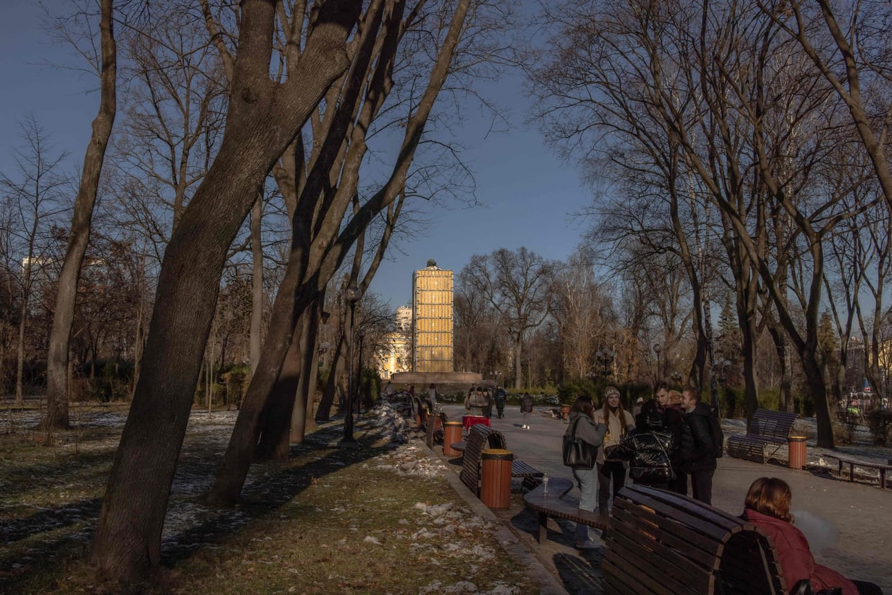 Kuva Kiovasta 26.11., missä runoilija Taras Shevchenkon patsas oli suojattu pommitusten varalta.