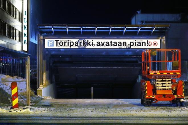 Toriparkin avaamisesta kertova kyltti ilmestyi parkkihallin sisäänkäyntiin, Koulukadun ja Puskantien kulmaukseen torstaina illalla. Kuva: Jouko Hänninen