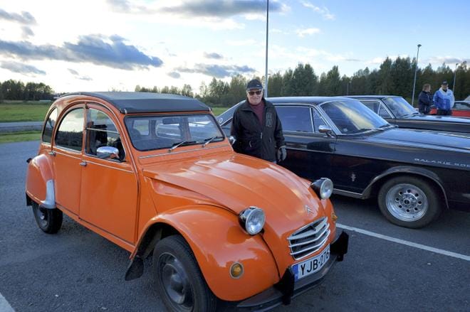 Pynttärissä asuva Mikko Mannila ja Citroen 2CV4 vuosimallia 1974 kurvaavat aina joskus myös lapsuuden Kortekylään. Auto oli nähtävillä myös autoharrastajien kokoontumisessa Alajärvellä. KUVA: SARI HEINILÄ