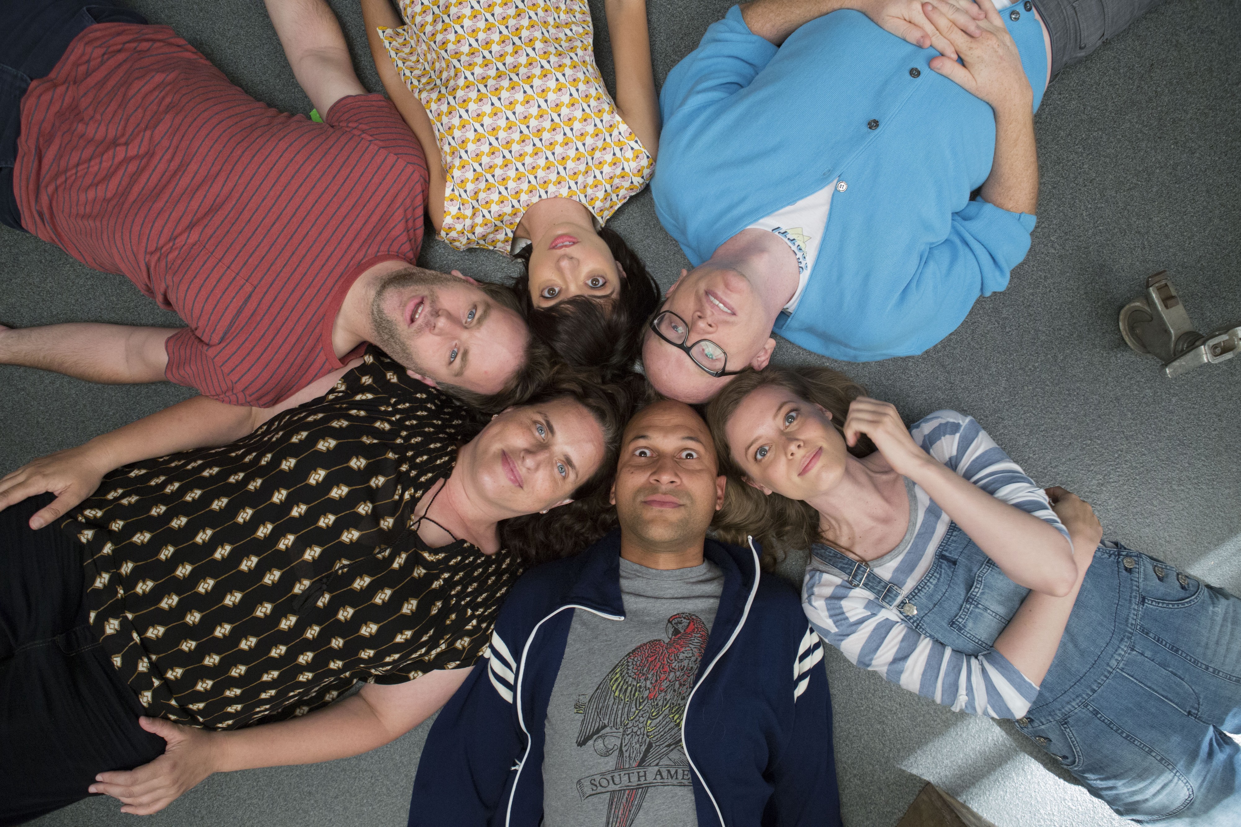 Suositussa improvisaatioseurueessa ovat Keegan-Michael Key (alhaalla keskellä), Tami Sagher, Mike Birbiglia, Kate Mincucci, Chris Gethard ja Gillian Jacobs draamakomediassa Don't Think Twice.
