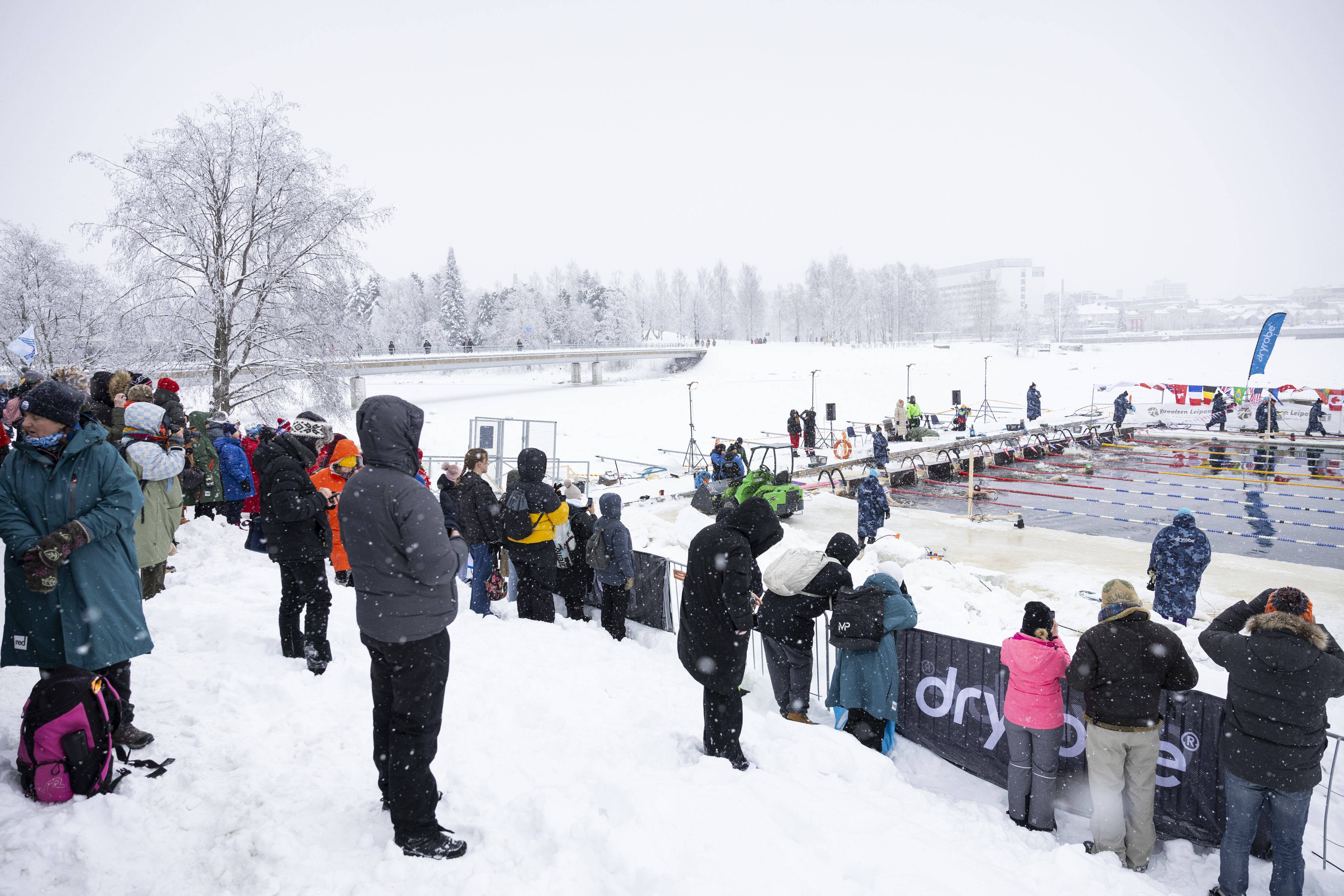 Kaleva Live: Raatissa tavoiteltiin huikeaa talviuinnin maailmanennätystä yön pikkutunneille saakka – katso tallenne yrityksestä täältä
