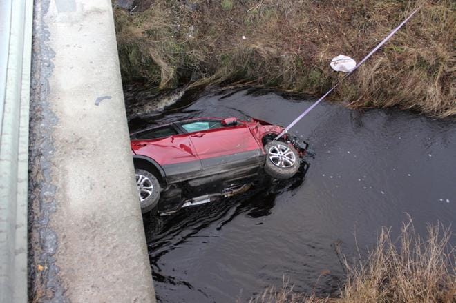 Karijokelaismies pelastui jokeen suistuneesta autosta. KUVA: LOTTA KALLIO