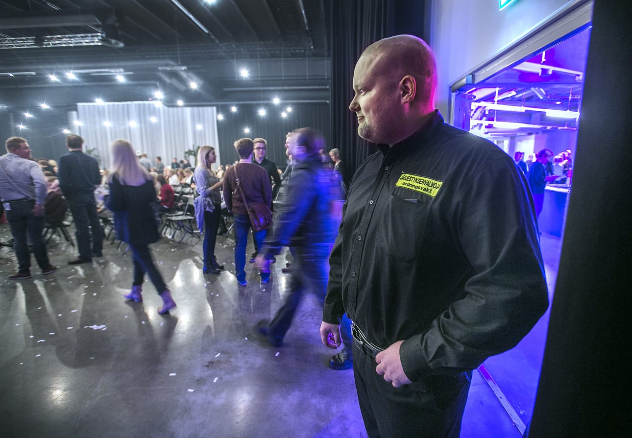 KH-Turva Oy:n toimitusjohtaja Kimmo Kolehmainen toimii säännöllisesti järjestyksenvalvojana erilaisissa tilaisuuksissa ja ravintoloissa, minkä lisäksi hän työllistää toistakymmentä järjestyksenvalvojaa eri ravintoloihin. ”Valtaosa pikkujoulukaudella juhlimaan lähtevistä ihmisistä on hyväntuulisia ja iloisella mielellä”, hän kuvailee.