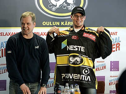 Kärppäklubi 28.4. 2008. Kärppien urheilutoimenjohtaja Ari Hillillä on syytä levään hymyyn. Kärpät on saanut riviehinsä SM-liigan halutuimman kotimaisen laitahyökkääjän Toni Koiviston, joka nyt joulutauolla johtaa joukkueen sisäistä pistepörssiä.