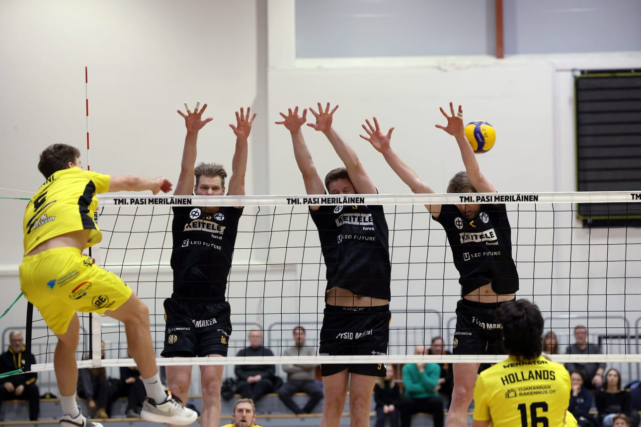 Hurrikaanin Camden Giannin (vas.) lyönti ohitti Savo Volleyn Joonas Jokelan (verkon takana vas.), Tommi Siirilän ja Kaleb Jennessin torjunnan. Ottelu pelattiin Loimaalla viime marraskuussa. LEHTIKUVA / ANNI SAVOLAINEN