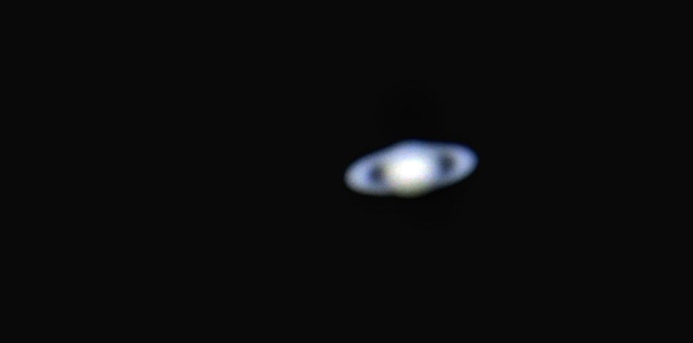 Saturnus loistaa matalalla etelätaivaalla.