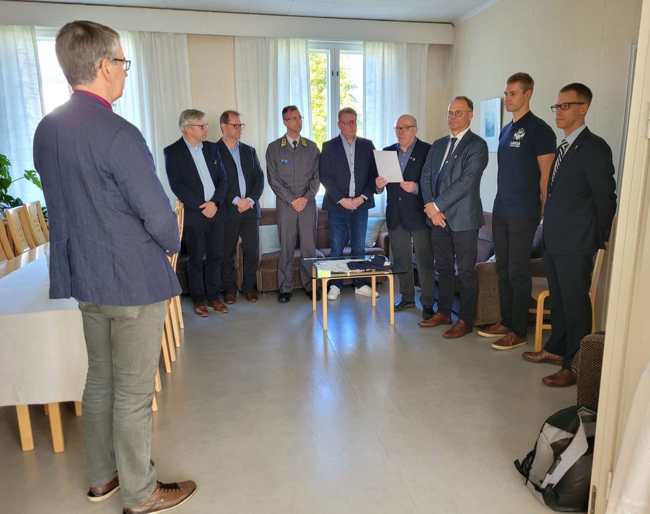 Arvovaltainen Lakia-Jukola-delegaatio vierailiVirranniemessä piispa Matti Salomäen pakeilla: Jukka-Pekka Sorvisto, Mika Ilomäki, Lasse Torpo, Sami Latomäki, Ilpo Pajula, Juhani Sihvonen, Pauli Mäkelä ja Vesa Rantala.