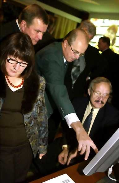 Tiivis tunnelma. Helena Aaltonen (vas.), Juhani Seppänen, Timo Säkkinen ja istumassa Martti Heikkinen.