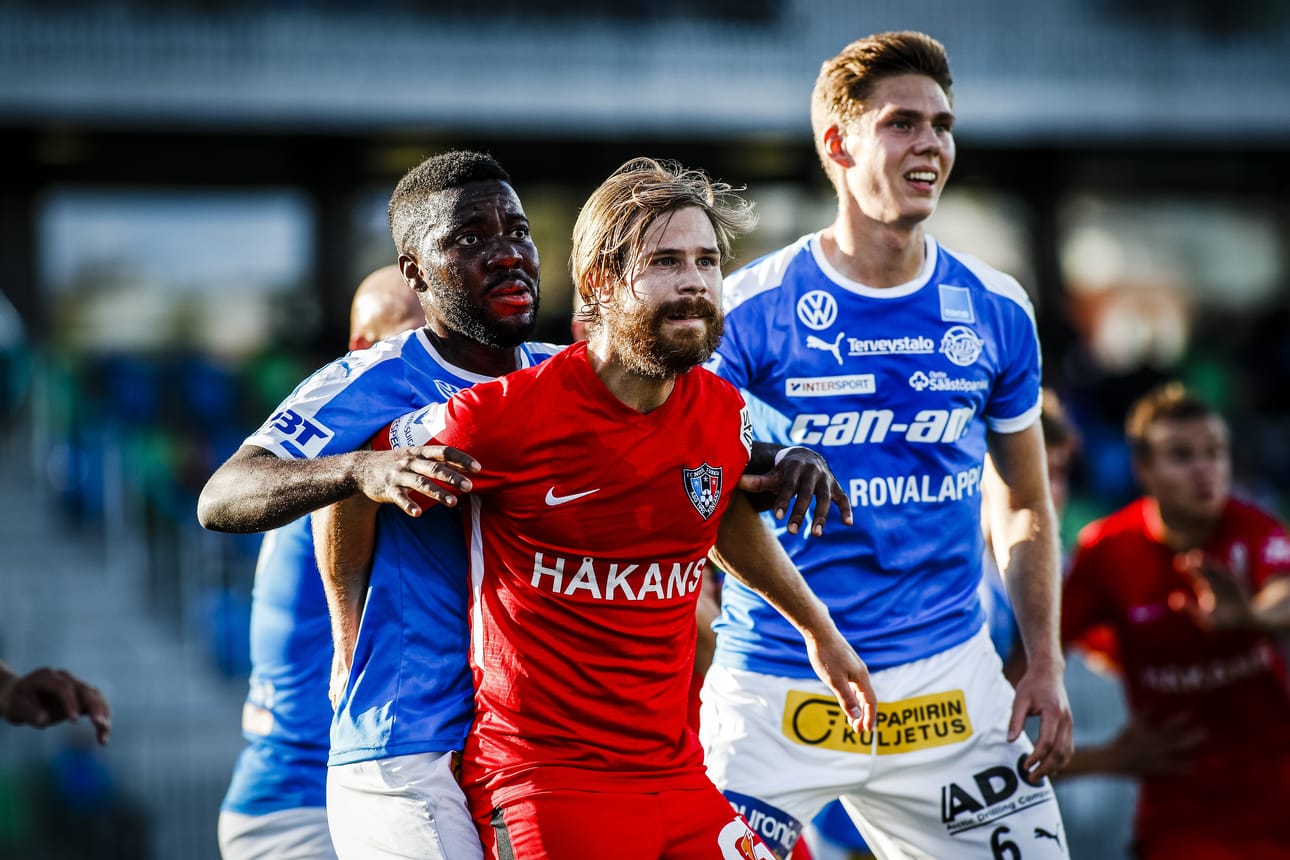 Aleksi Paananen pelasi kaudella 2020 liigassa FC Interin paidassa Rovaniemen Palloseuraa vastaan. Paanasen vartijana Obed Malolo.