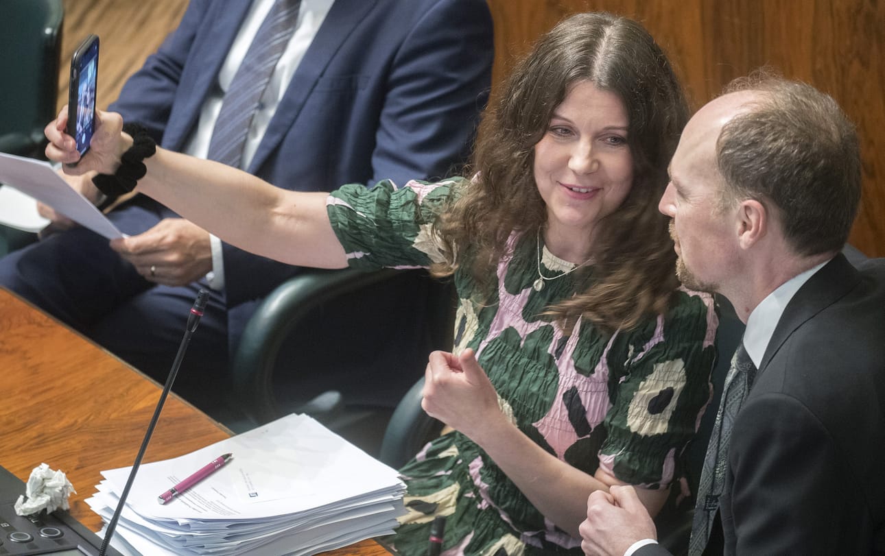 Perussuomalaisten puheenjohtaja Jussi Halla-aho sanoo, etteivät Suomen Perustan tekstit ole puolueen kannanottoja. Vieressä perussuomalaisten kansanedustaja Arja Juvonen.