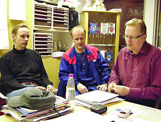 Ihmeissään. Osastoluottamusmies Tapani Seppälä (vas), varapääluottamusmies Pasi Heikkinen ja pääluottamusmies Jarmo Kemppainen katsovat, että henkilöstölle olisi pitänyt kertoa asioista aiemmin.