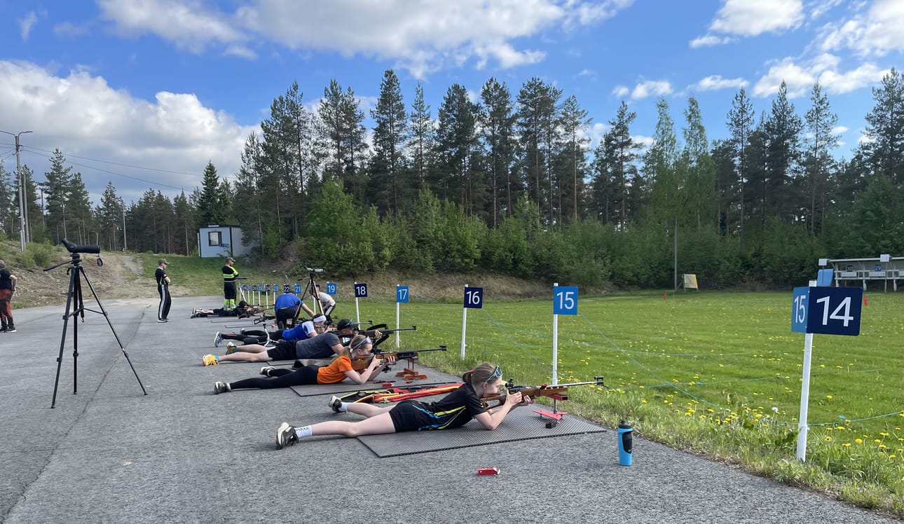 Ampumahiihto ei lepää kesälläkään, sillä Jurvan ampumahiihtostadionilla harjoitukset jatkuvat läpi kesän ampumajuoksun parissa. Harjoituksissa on mukana niin lapsia, työikäisiä kuin eläkeläisiäkin.