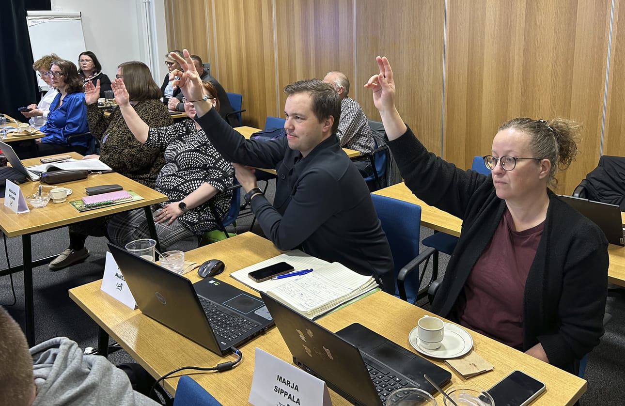 Lähijunaliikenne keskustelutti Limingan valtuustoa. Puheenvuoroa pyytämässä muiden muassa keskustan Tiina Hintikka, Teija Auno, Jani Junes ja Marja Sippala.