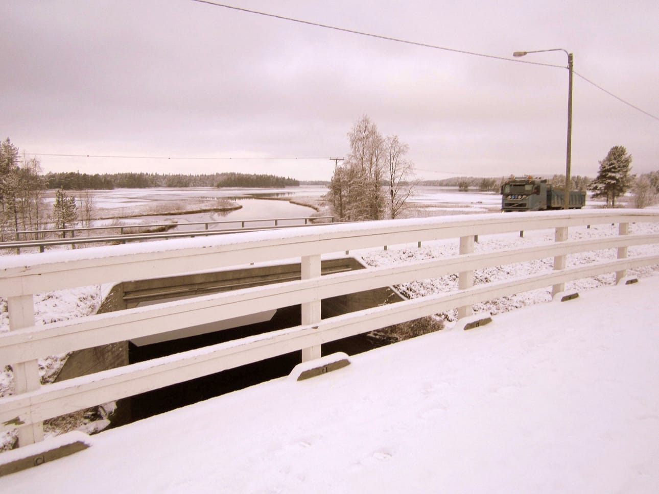 Koillismaa on saanut lumivaipan. Kuva on otettu Posiolta Nilojoen sillalta torstaina.