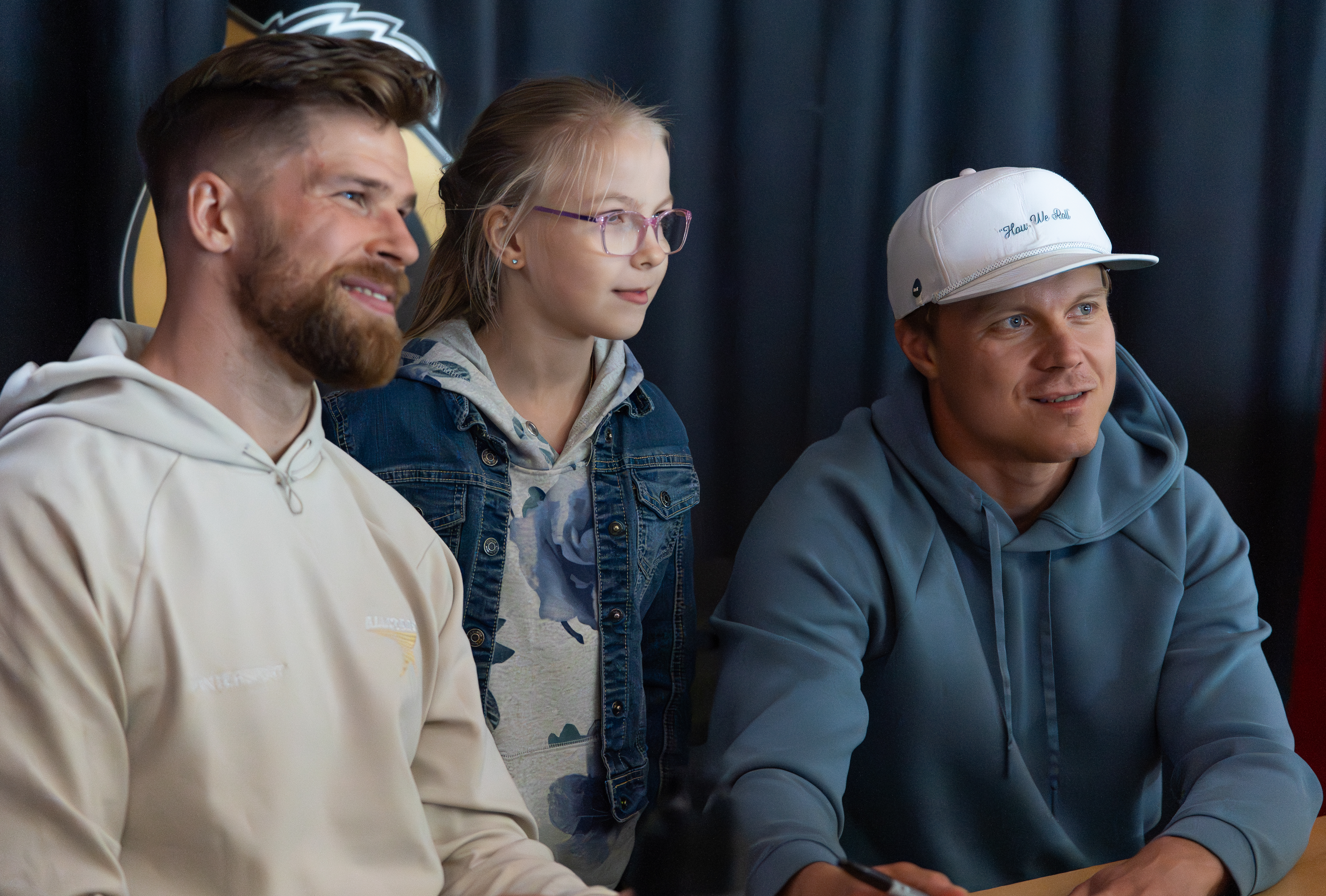 NHL-tähdet jakoivat nimikirjoituksia Raksilan jäähallissa ennen hyväntekeväisyysottelua – Katso kuvia tapahtumasta