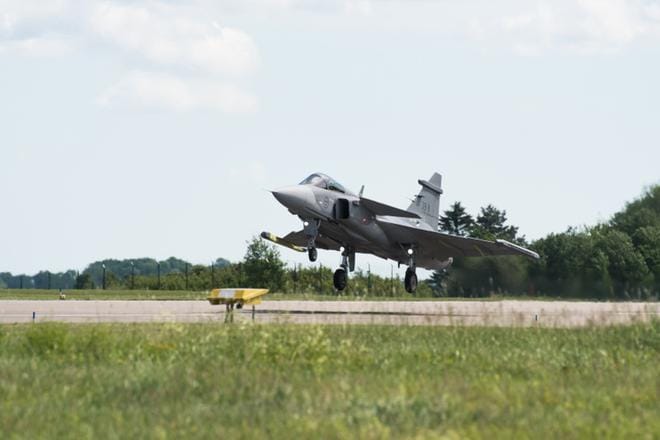 Saabin Gripen E -hävittäjä ensilennollaan Ruotsin Linköpingissä 15.6.2017. KUVA: Saab