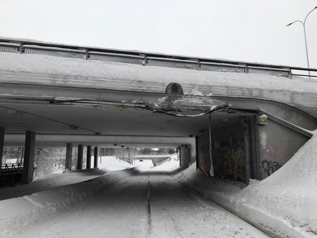 Lukija kuvasi puolusvoimain ajoneuvon törmäysjäljet nelostien sillassa Ouluhallintiellä.