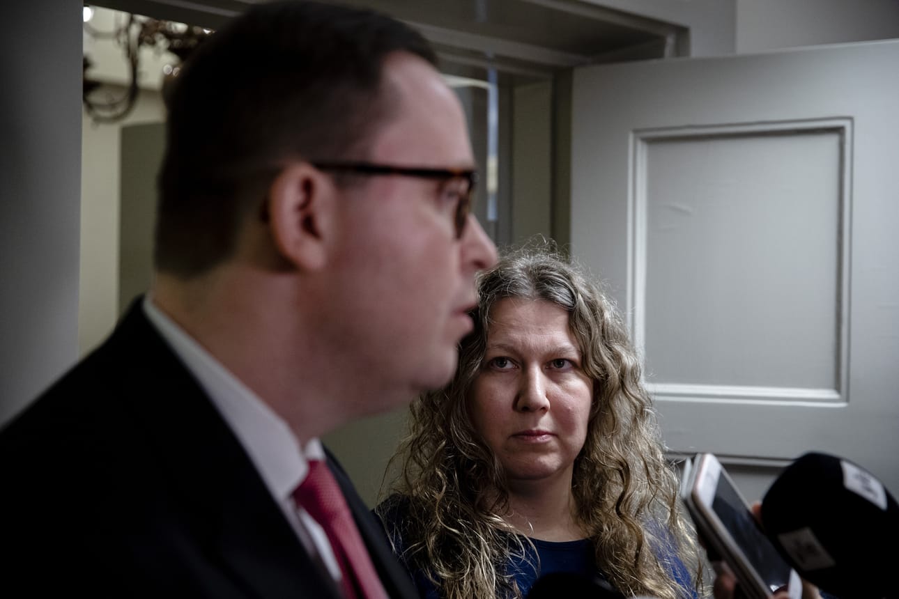 PAU:n puheenjohtaja Heidi Nieminen neuvotteli onnistuneesti pakettilajittelijoiden palkkatason, mutta Postin työntekijät joutuvat luopumaan monista lisistään. Edessä on Paltan puheenjohtaja Tuomas Aarto.
