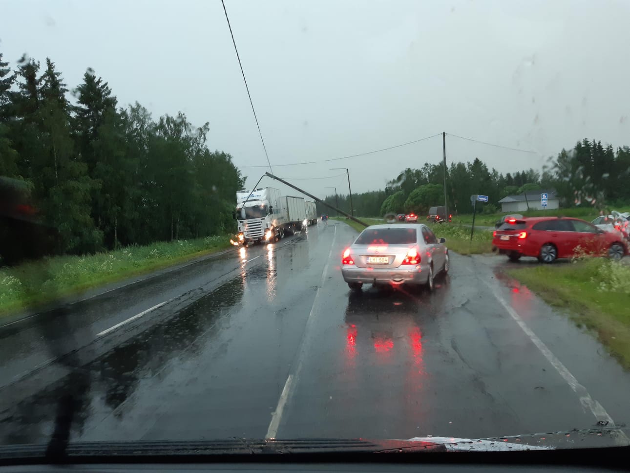 Kalevan lukijan lähettämä kuva niin sanotulta Vanhalta Nelostieltä, eli tieltä 847. Kuva otettu kello 16.15.