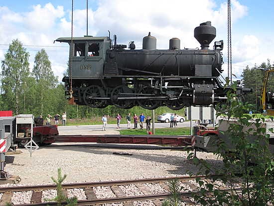 Santeriksi nimetty veturi pääsi uusille kiskoille Ämmänsaaressa.