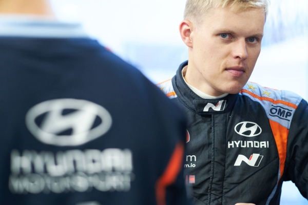 Tänak runsaan kahdeksan sekunnin johdossa Belgian MM-rallin päätöspäivään – Lappi ajaa palkintopallipaikasta, Rovanperä miettii vain poweria