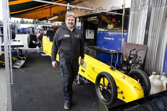 Top fuel -kuljettajan Timo Lehtimäen lauantai kului valmistautuessa illan ykkösnäytökseen. KUVAT: JUHA AHO-PYNTTÄRI