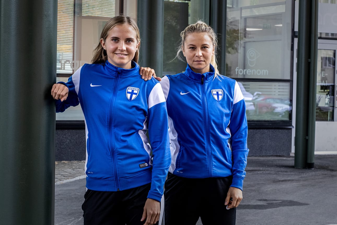 Ria Öling ja Emmi Alanen kuuluvat naisten jalkapallomaajoukkueen vakiokalustoon.