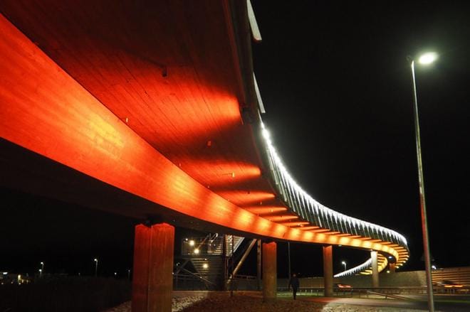 Alskatintien kävelysilta valaistaan oranssilla värillä. KUVA: VAASAN KAUPUNKI / ILARI RAUTIAINEN