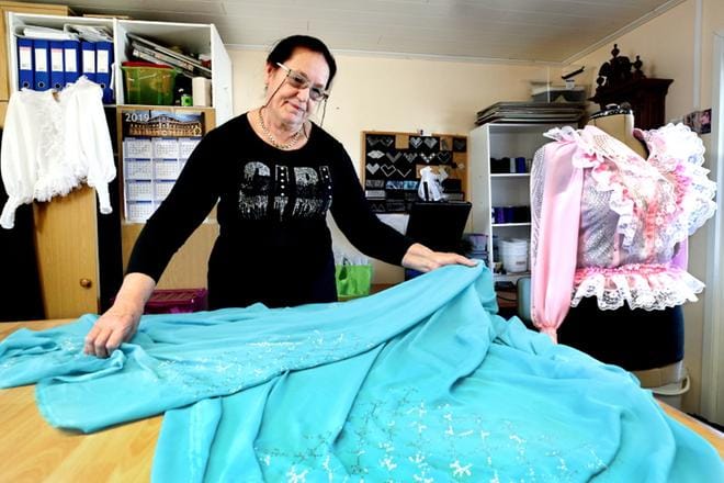 Aila Grönfors on nähnyt romanipukujen muodin muutoksen. Värit vaihtuvat, vaikka esimerkiksi röijyn eli puseron perusmalli säilyy. Kankaat tilataan Keski-Euroopasta. KUVA: JOUKO HÄNNINEN