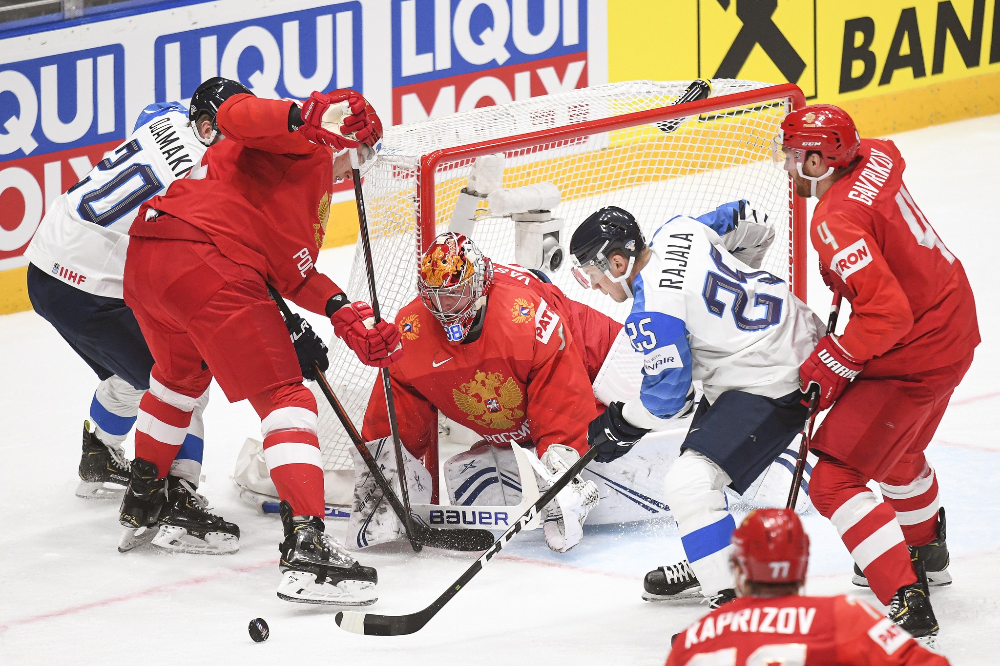 Suomi otti kovan otteen heti ottelun alusta. Kuvassa Toni Rajala yrittää saada kiekkoa Venäjän maalivahti Andrei Vasilevskin ohi.