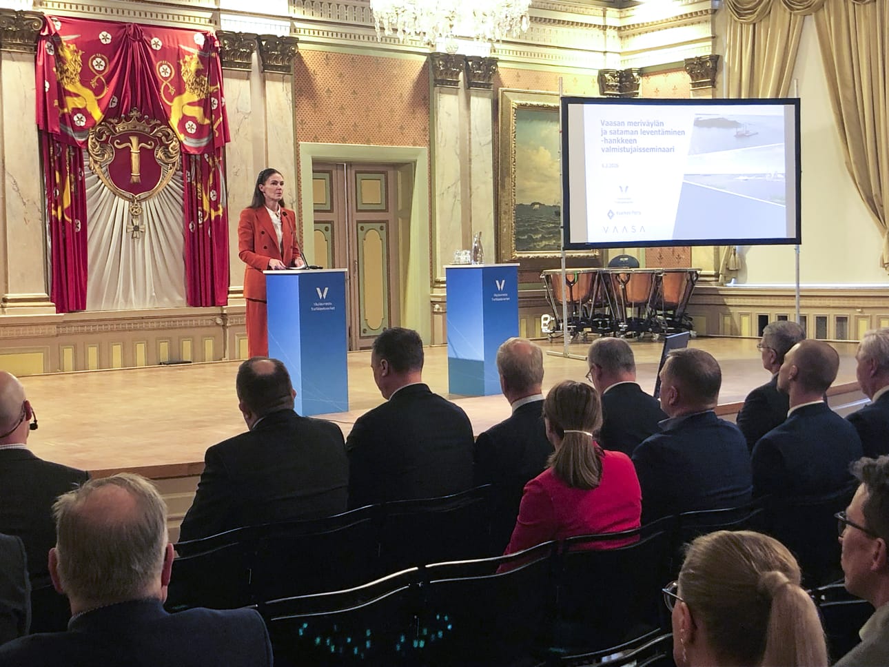 Ministeri Lulu Ranne puhui Vaasan kaupungintalolla arvovaltaiselle kutsuvierasjoukolle perjantaina.