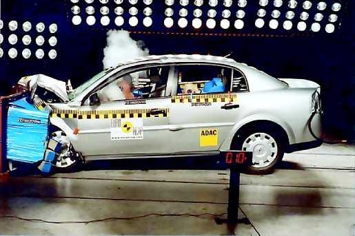 km/h . Uusi Opel Vectra menestyi Euro NCAP:n törmäystestissä parhaiten luokassaan.