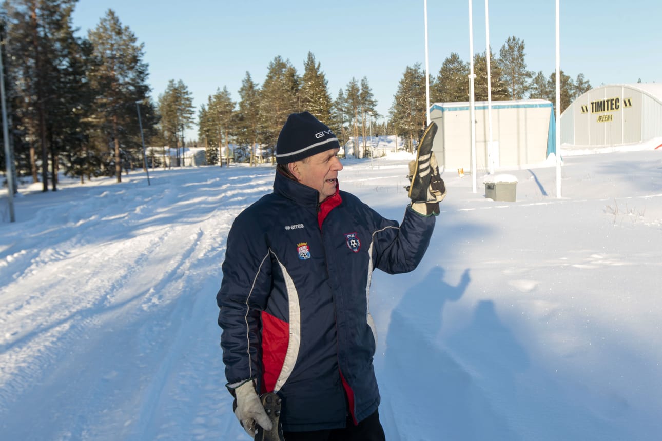 Raino Manniala voisi alkaa eläkepäivillään korjaamaan osa-aikaisesti ylipainehallien repeämiä. Kokemusta kertyi melkoisesti, kun hän muiden seuraihmisten ja eläkeläisten kanssa karsi Junkohallin katetta kasaan.