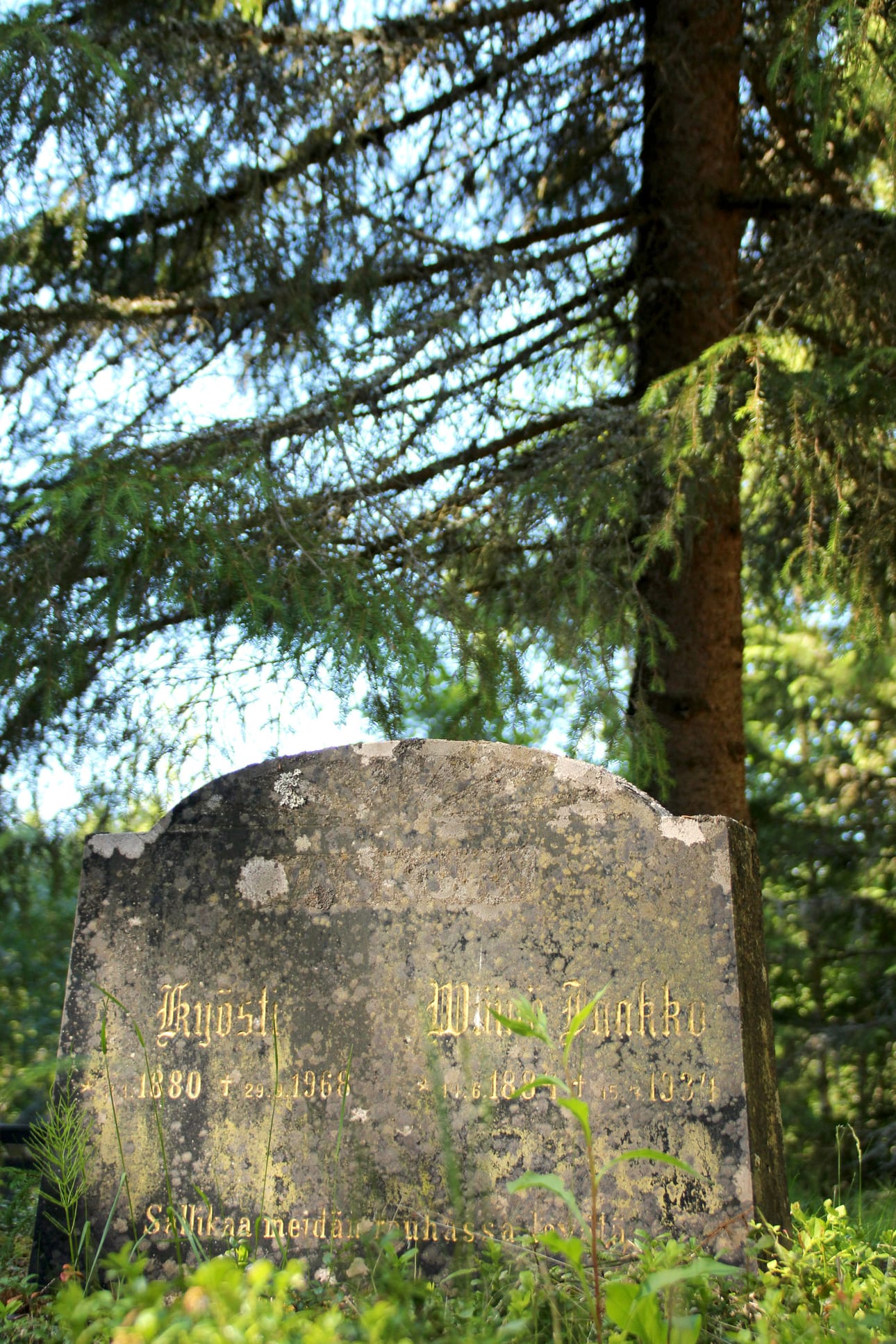 Väinö Vaskurin hautakivessä näkyy vuosikymmenien jäljet.