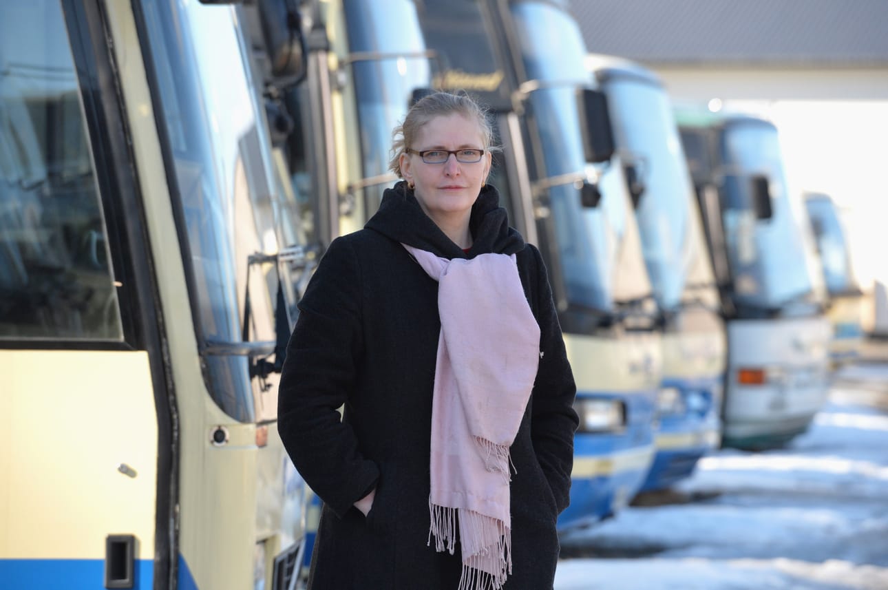 Pohjolan Matkan toimitusjohtaja Johanna Lehtonen pitää tiukkoja kalustorajoituksia tuhlauksena. Taustalla näkyvä linja-autorivistö on poistettavaa kalustoa.